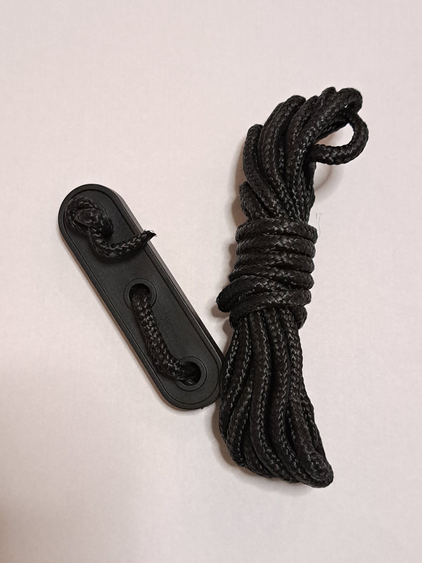 Auton kattoteltan katoksen ja alateltan kiinnitys narut