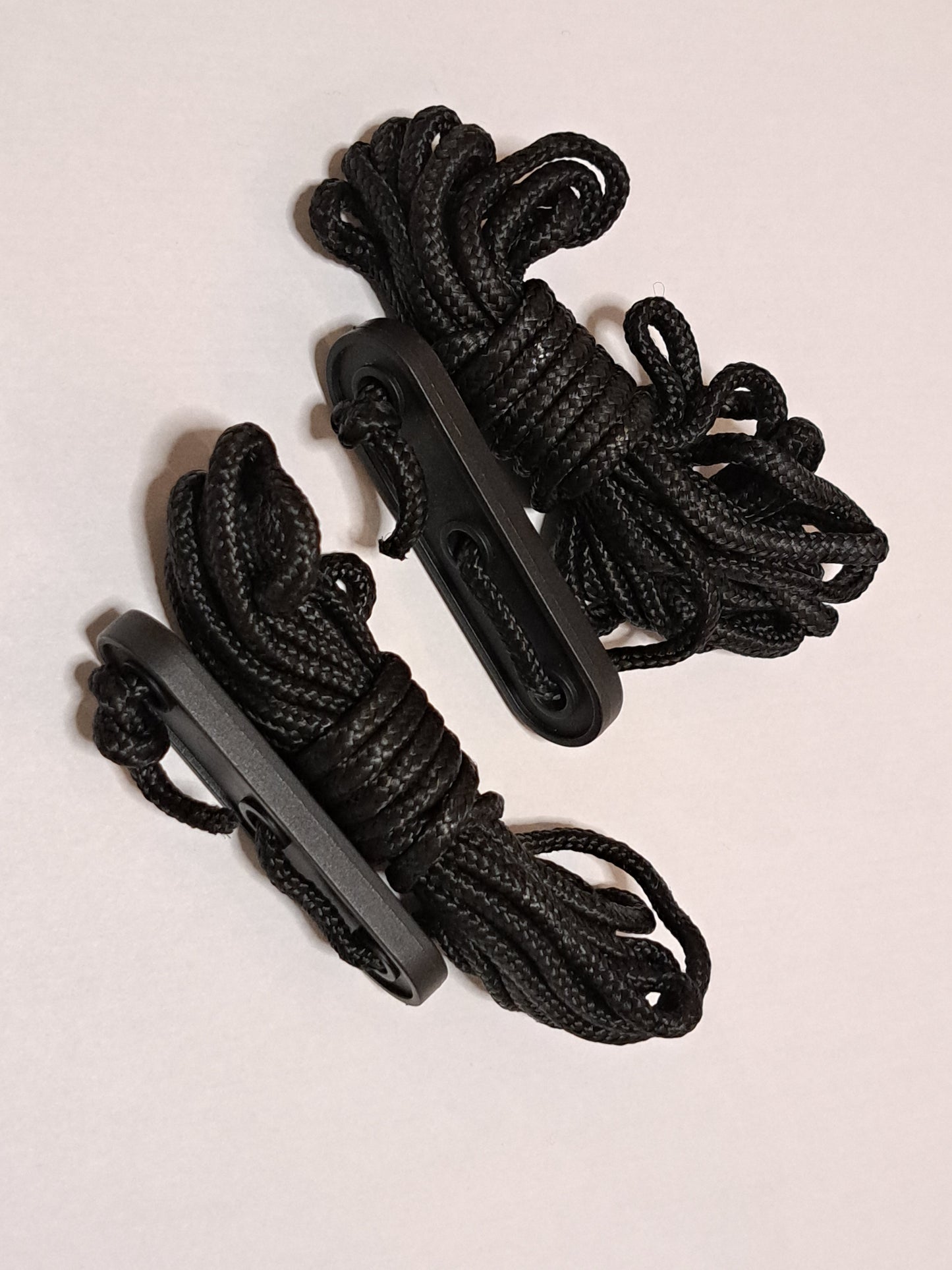 Auton kattoteltan katoksen ja alateltan kiinnitys narut