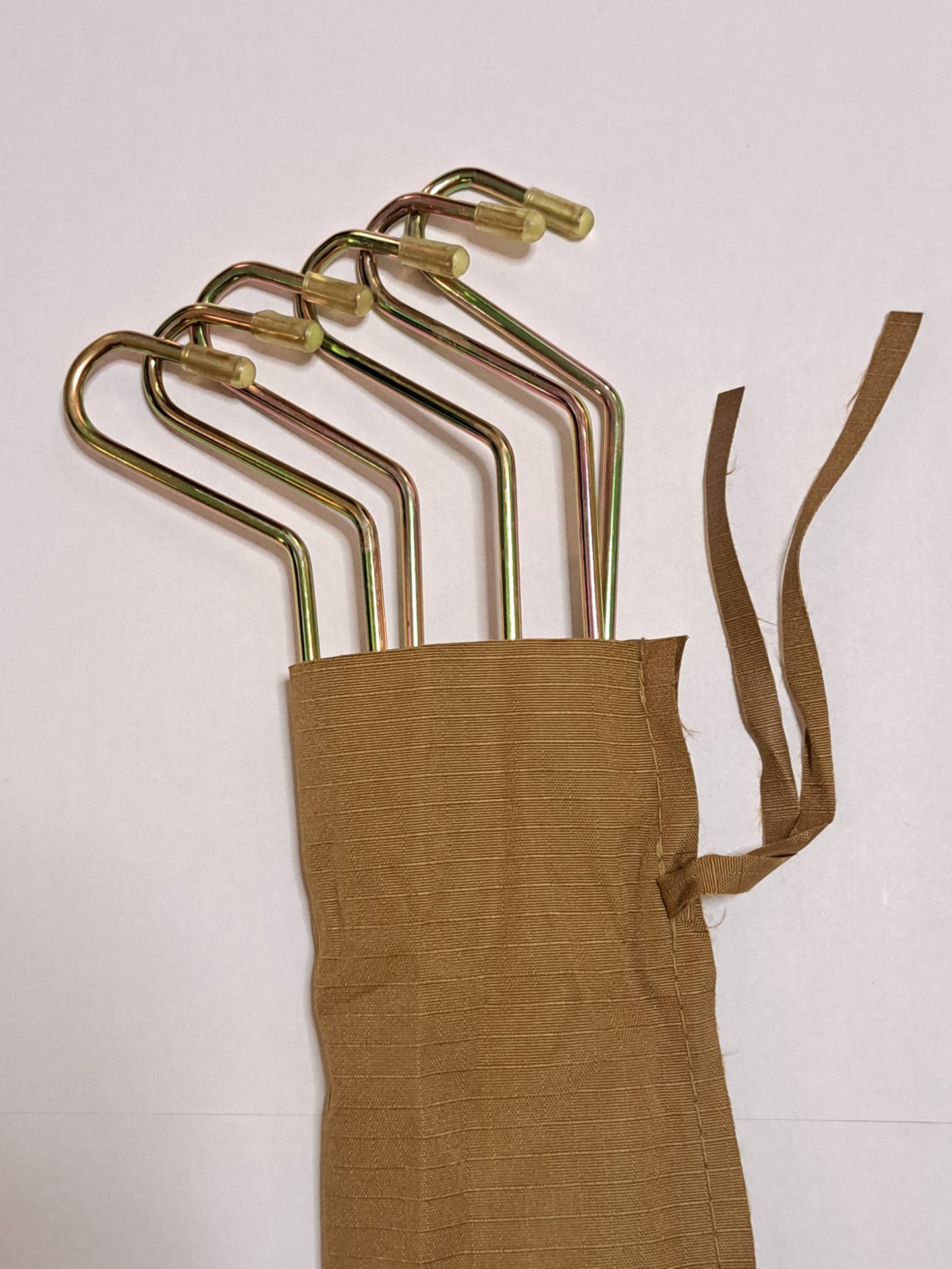 Auton kattoteltan katoksien tukiraudat. Lyhyt ja pitkämalli