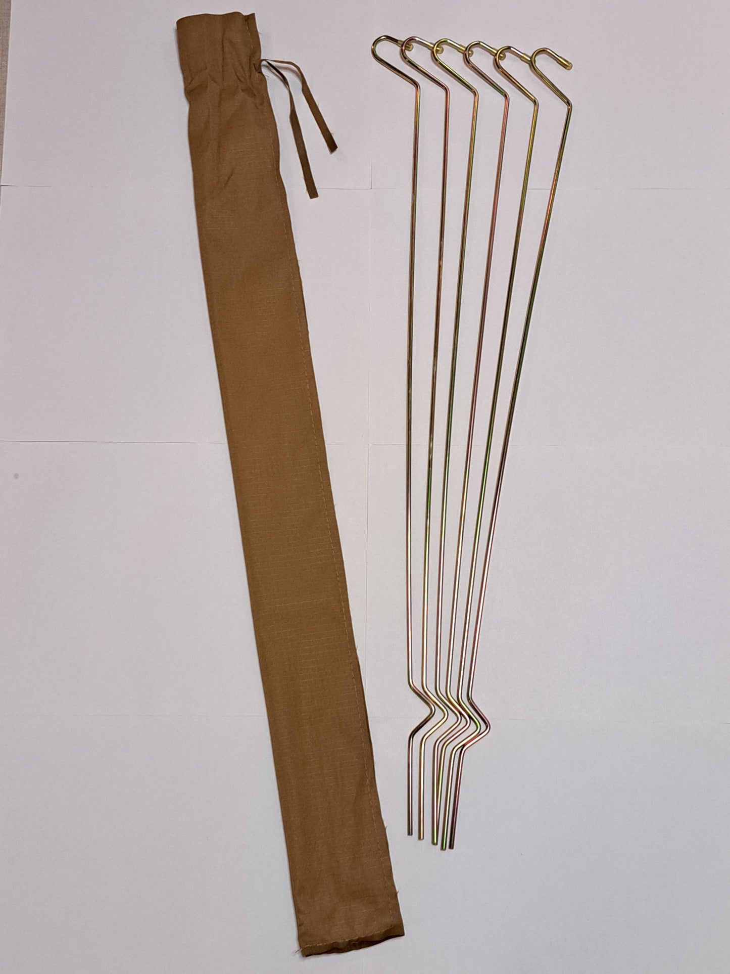 Auton kattoteltan katoksien tukiraudat. Lyhyt ja pitkämalli