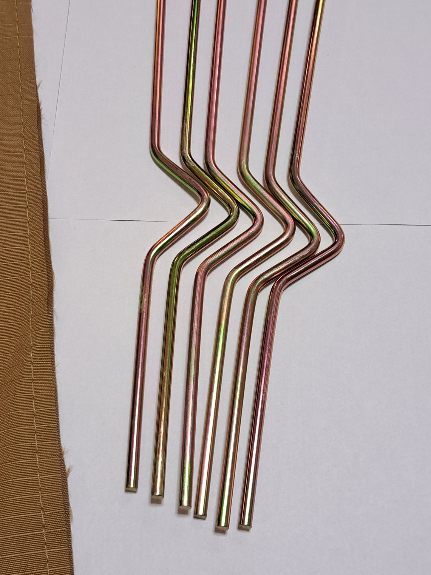 Auton kattoteltan katoksien tukiraudat. Lyhyt ja pitkämalli